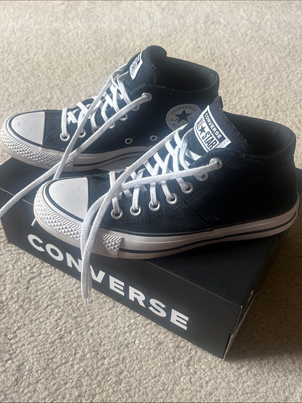 Converse Women’s 7,5 Black and White Chuck Taylor High Top Sneakers